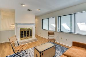 Zona d'estar a Keowee Key Condo with Lake Access and Community Pools!