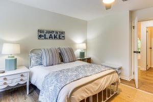 Llit o llits en una habitació de Keowee Key Condo with Lake Access and Community Pools!