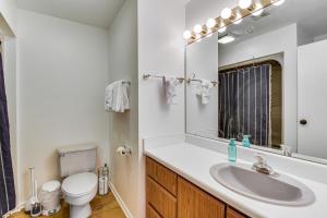 Bany a Keowee Key Condo with Lake Access and Community Pools!