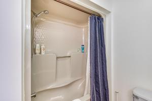 Bany a Keowee Key Condo with Lake Access and Community Pools!