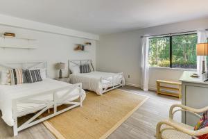 Llit o llits en una habitació de Keowee Key Condo with Lake Access and Community Pools!
