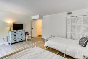 Llit o llits en una habitació de Keowee Key Condo with Lake Access and Community Pools!