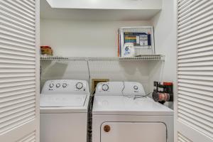 Foto de la galeria de Keowee Key Condo with Lake Access and Community Pools! a Salem