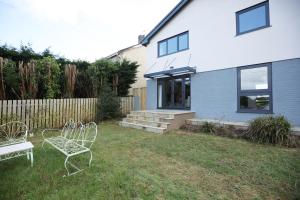 Zahrada ubytování Llwyn Pia by N And N Stays Ltd, with Private Pool, Sauna and hot tub, perfect for relocation, workers or Your Ideal Getaway