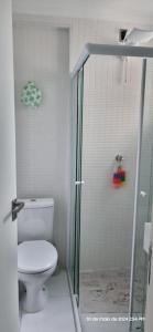 ein Badezimmer mit Toilette und Dusche in der Unterkunft Luxuoso AP no Martim Praia Clube - Martim de Sá in Caraguatatuba