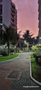 eine leere Straße mit Palmen in einer Stadt in der Unterkunft Luxuoso AP no Martim Praia Clube - Martim de Sá in Caraguatatuba + 36 Fotos