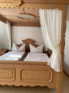 Un dormitorio con una litera de madera con cortinas. en Energietanken vor den Toren Dresdens -barrierefrei-, en Dippoldiswalde