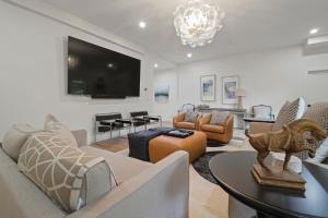 Χώρος καθιστικού στο Luxe Coastal Estate Tennis, Beach, Firepit, View