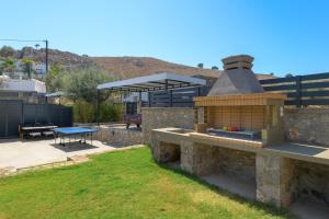 un cortile con griglia e tavolo da picnic di Villa Lambis Harmonia a Líndos