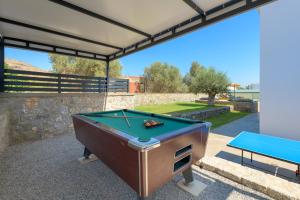 un tavolo da biliardo su un patio con tavolo di Villa Lambis Harmonia a Líndos