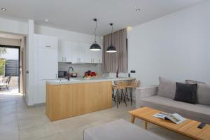 una cucina e un soggiorno con un divano e un tavolo di Villa Lambis Harmonia a Líndos