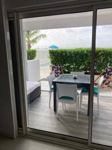 Balkón nebo terasa v ubytování Appartement PIEDS DANS L'EAU VUE MER ACCES PLAGE ET PISCINE