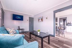 尼亚加拉瀑布Large 11BR 4BA compound near Niagara Falls的客厅里有一张沙发和一张桌子。