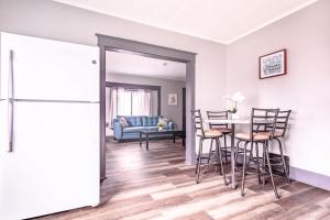 尼亚加拉瀑布Large 11BR 4BA compound near Niagara Falls的配有桌椅的厨房和客厅