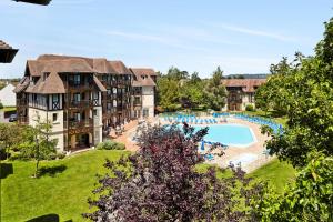 Bazén v ubytovaní La Résidence du Golf - maeva Home - Appartement 2 pièces 5 personnes - Confort MAE-5442 alebo v jeho blízkosti