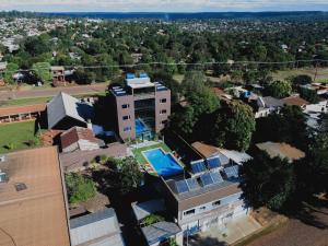 an aerial view of a building with a swimming pool at Hotel Boutique Genova in Puerto Iguazú