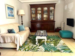 un salon avec un canapé et une table dans l'établissement House with a swimming pool - Villa San Giorgio, à Villa Gorizia 7 autres photos