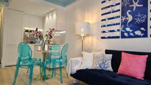 a living room with a couch and a table and chairs at Royal Oropesa in Oropesa del Mar