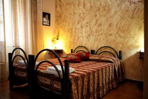 una camera con letto, tavolo e sedie di B&B Bed Pegaso a Roma