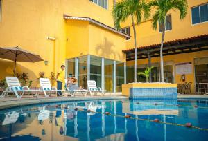 Bazén v ubytování Hotel Hostal de Cortés nebo v jeho okolí