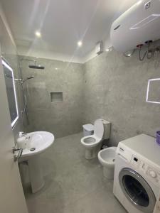 Et badeværelse på Alex Apartment Lungo Mare Vlore + 23 billeder