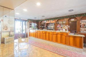 a bar in a room with a counter at PET FRIENDLY HOTEL MIRABEAU in Bellagio