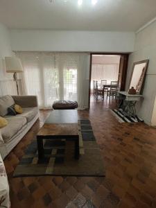 ein Wohnzimmer mit einer Couch und einem Couchtisch in der Unterkunft CASA BARRIO UNIVERSITARIO Nicaragua 920 in Bahía Blanca