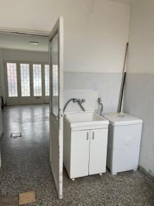 ein Badezimmer mit Waschbecken und Toilette in einem Zimmer in der Unterkunft CASA BARRIO UNIVERSITARIO Nicaragua 920 in Bahía Blanca + 15 Fotos
