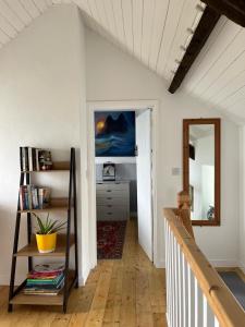 TV i/ili multimedijalni sistem u objektu Pier Cottage with private water access to Colla Pier