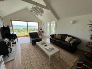 TV i/ili multimedijalni sistem u objektu Pier Cottage with private water access to Colla Pier