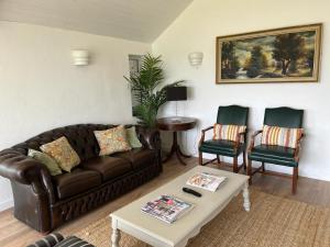 Prostor za sedenje u objektu Pier Cottage with private water access to Colla Pier