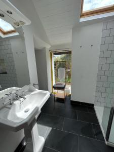 Kupatilo u objektu Pier Cottage with private water access to Colla Pier