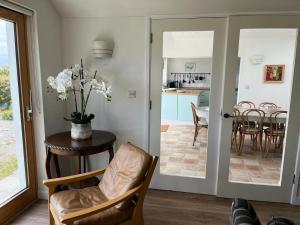 Bazen u ili blizu objekta Pier Cottage with private water access to Colla Pier