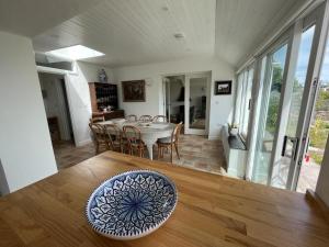 Fotografija u galeriji objekta Pier Cottage with private water access to Colla Pier u gradu Schull