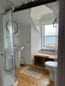 Kupatilo u objektu Pier Cottage with private water access to Colla Pier