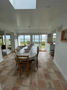Fotografija u galeriji objekta Pier Cottage with private water access to Colla Pier u gradu Schull