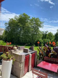 un patio avec un barbecue et un bouquet de plantes dans l'établissement Terre et mer, à Urrugne 3 autres photos