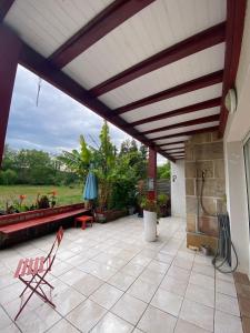 une terrasse avec un auvent, une table et des chaises dans l'établissement Terre et mer, à Urrugne