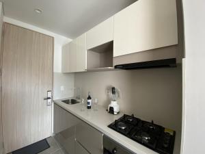 Kuchyň nebo kuchyňský kout v ubytování Colibrí Arena - Santa Marta - Aparta Suite 1019