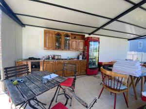 Kuchyň nebo kuchyňský kout v ubytování Rupa Guest House Camping Shkoder