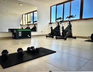 a gym with several treadmills and exercise bikes at Bello departamento in Los Ángeles