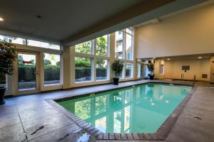 una grande piscina in un edificio con finestre di Playing Blues At Belltown Court a Seattle