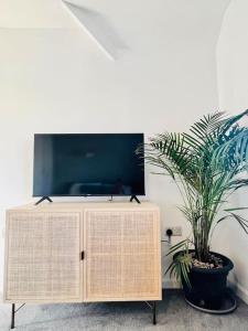 TV a/nebo společenská místnost v ubytování Tor View Flat