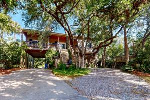 een huis met een balkon aan de kant van een weg bij Natural Wonder in Edisto Island