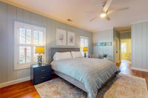 een slaapkamer met een bed en een plafondventilator bij Natural Wonder in Edisto Island