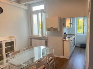 eine Küche mit einer Glasscheibe in einem Zimmer in der Unterkunft Residenza Giuglini, a 10 min dal mare in Fano + 11 Fotos