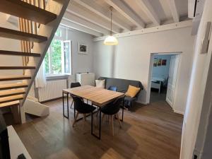 ein Esszimmer mit einem Holztisch und Stühlen in der Unterkunft Residenza Giuglini, a 10 min dal mare in Fano