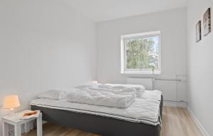 Frederiksbergにある2 Bedroom Cozy Apartment In Randers Svの白いベッドルーム(白いシーツ付きのベッド1台付) +4枚の写真