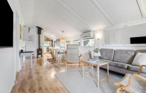 ジルレジェにあるStunning Home In Gilleleje With Wifiのソファとテーブルのあるリビングルーム