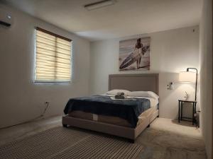 法哈多Nice place to relax level I的一间带床和窗户的白色卧室